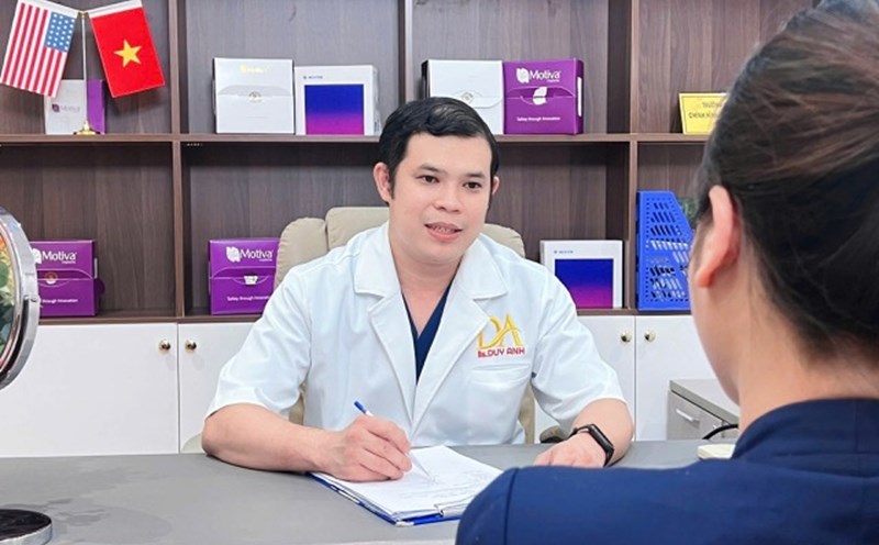 Doctor Vo Duy Anh is consulting with people who need cosmetic surgery. Photo: Nguyen Ly