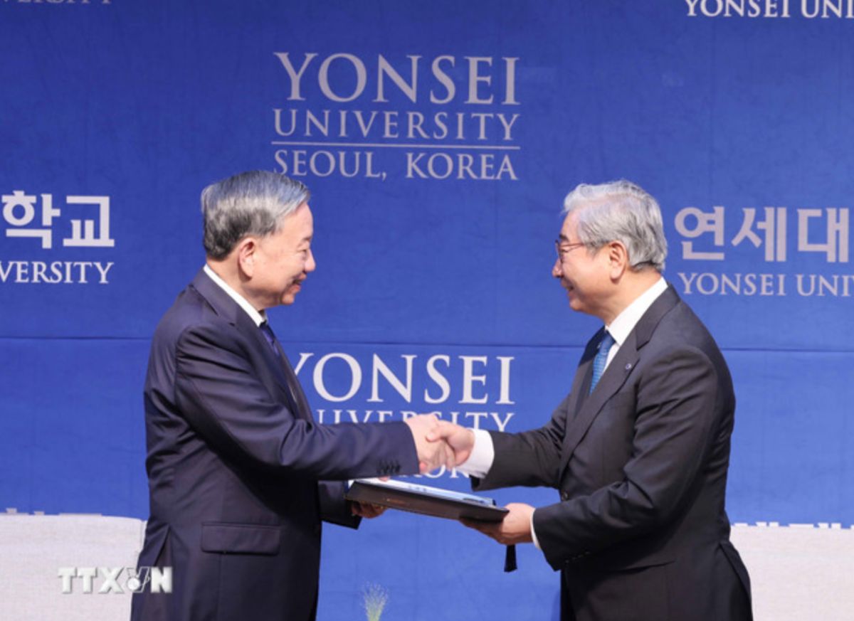 General Secretary To Lam received an honorary doctorate from Yonsei University. Photo: VNA