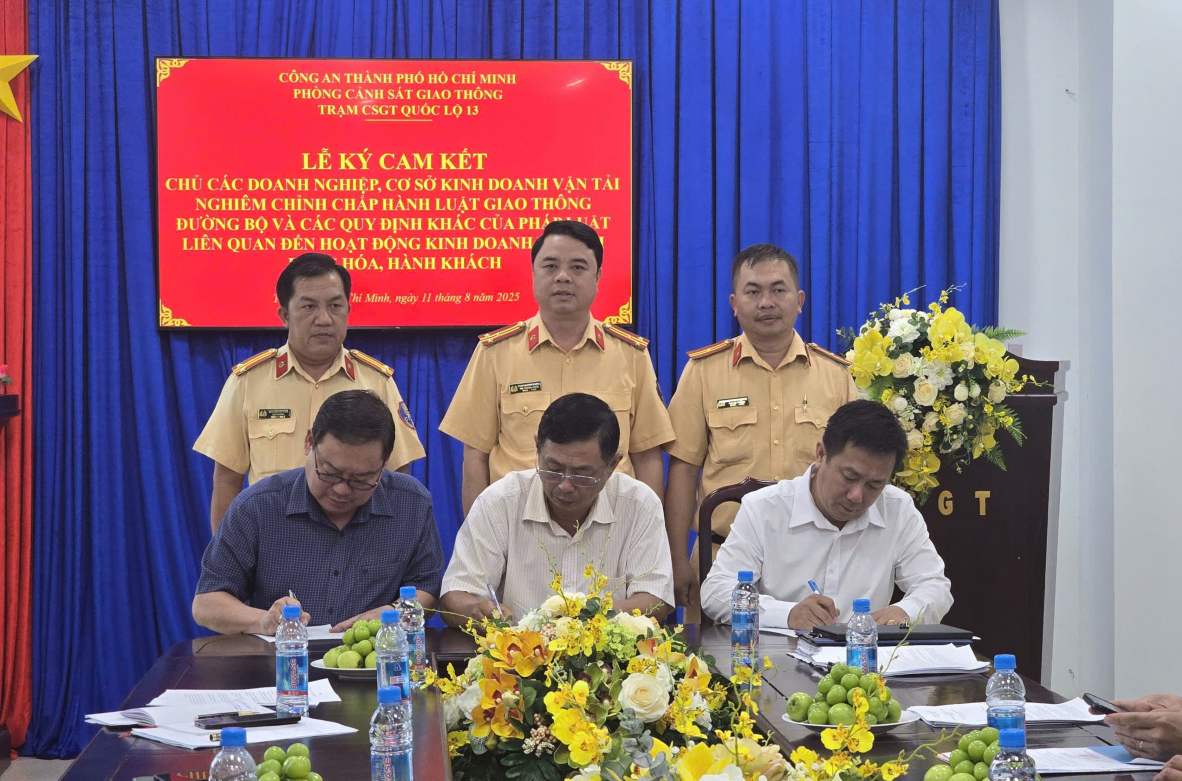 More than 20 enterprises have signed a commitment to ensure traffic safety. Photo: Dinh Trong
