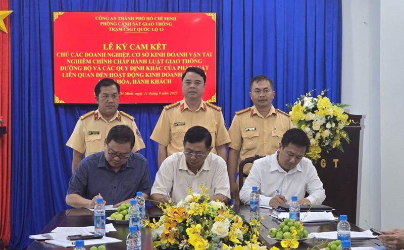 More than 20 enterprises have signed a commitment to ensure traffic safety. Photo: Dinh Trong