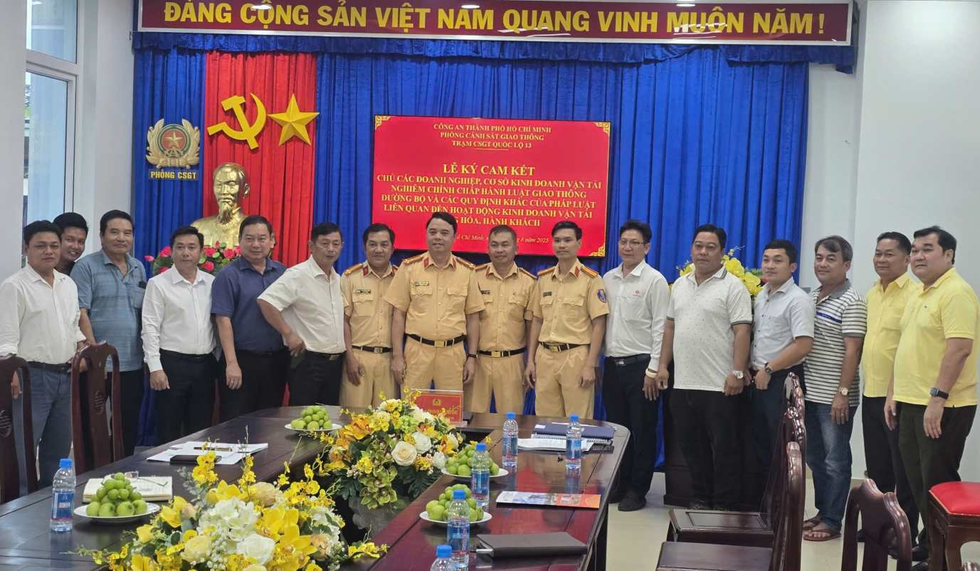 Sau le ky ket cac doanh nghiep se ve pho vien cho nhan vien tai xe cac quy dinh, dam bao an toan giao thong. Anh: Dinh Trong