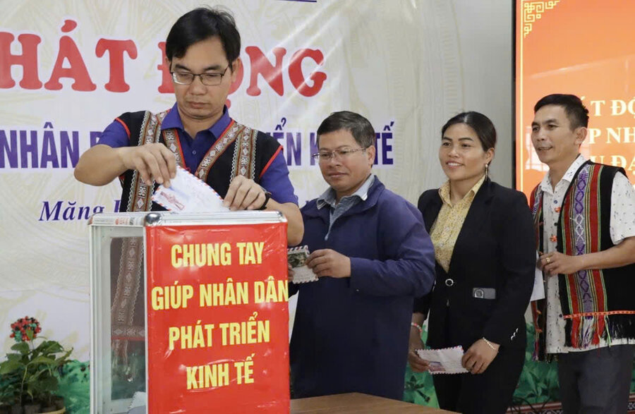 Cac to chuc, ca nhan ung ho cho nguoi dan Mang Ri.Anh: Van Tung