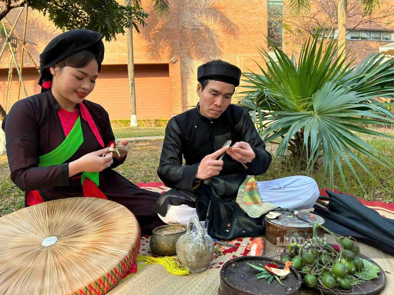 Lien anh, lien chi lang Quan ho co Hoai Trung (Bac Ninh) kheo leo tem trau canh phuong. Anh: Duong Thang