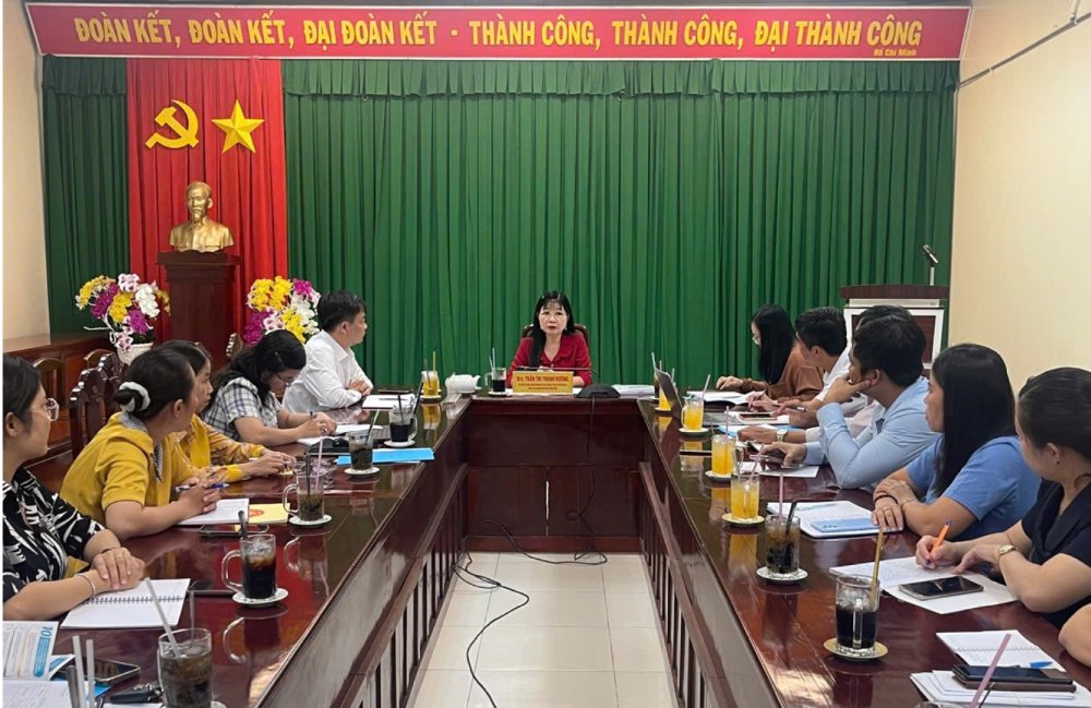 안장성 베트남 조국전선 위원회 위원장 Tran Thi Thanh Huong이 간부 공무원 및 노동자와 대화하고 있습니다. 사진: My Linh