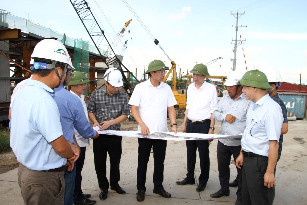 ハイホン市人民委員会の恒久副会長が投資プロジェクトをチェックしてリングロードを建設します。写真：ハイホンeポータル