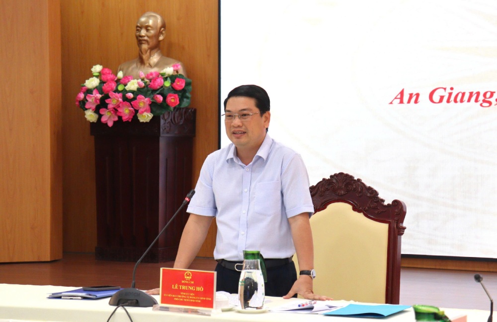 Pho Chu tich UBND tinh An Giang Le Trung Ho phat bieu tai cuoc hop. Anh: Ngoc Mai