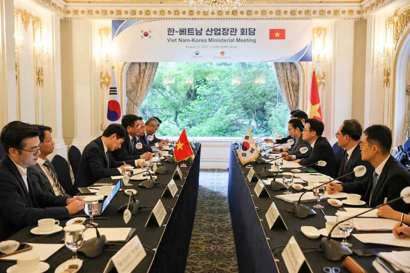 Toan canh buoi lam viec giua Bo truong Nguyen Hong Dien va Bo truong Kim Jung-kwan tai thu do Seoul, Han Quoc.