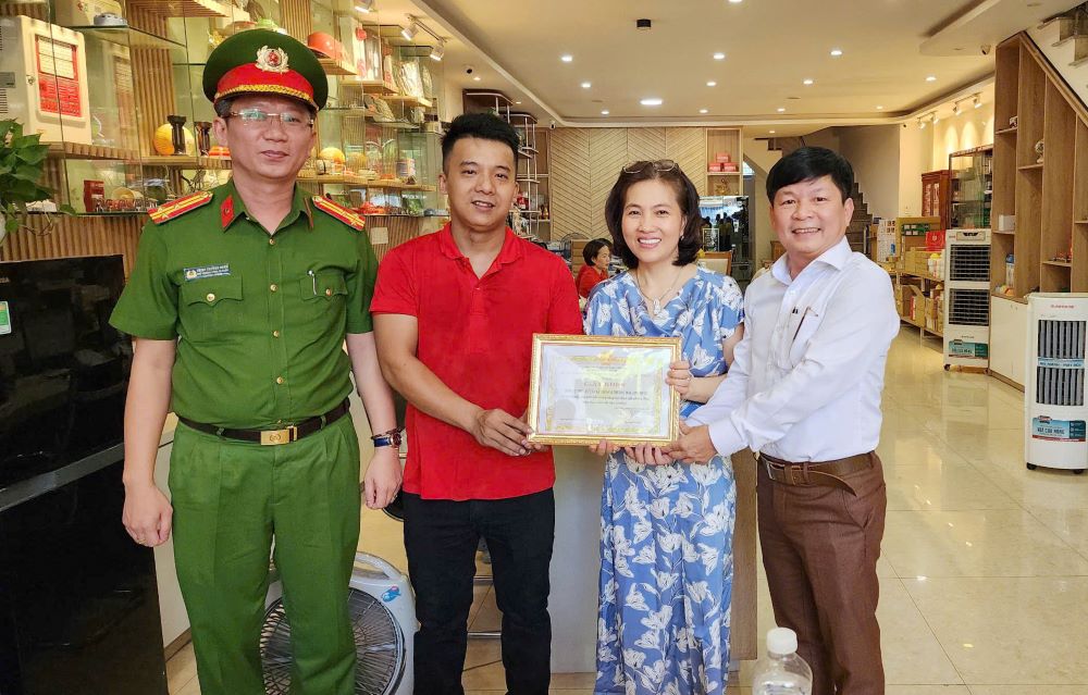 Suddenly rewarding collectives and individuals who bravely put out the fire to save property in Da Nang. Photo: Nguyen Thi