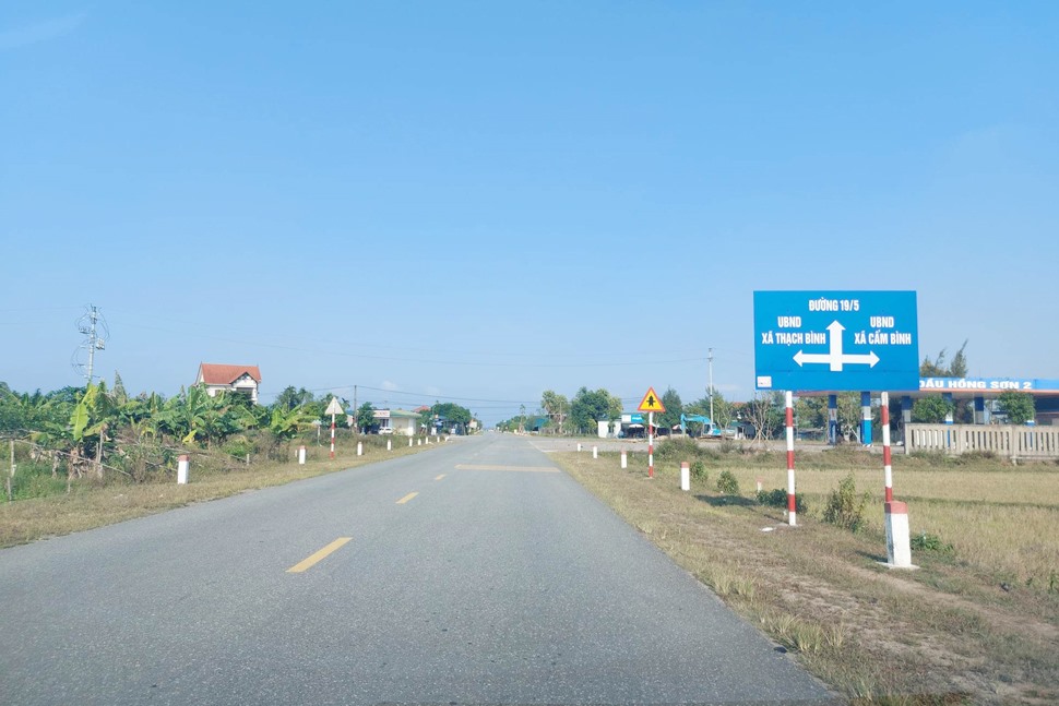 Ha Tinh province will deploy the installation of traffic lights at 13 intersections. In the photo is the intersection of Provincial Road 553 with District Road 131 in Cam Binh Commune, where many traffic accidents have occurred due to not installing traffic lights. Photo: Tran Tuan.