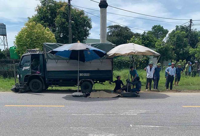 Hien truong vu tai nan o nga tu duong tinh 553 voi duong huyen 131 o xa Cam Binh hom 8.7.2025 giua xe tai voi xe may khien 2 vo chong di xe may tu vong. Anh: Tran Tuan.