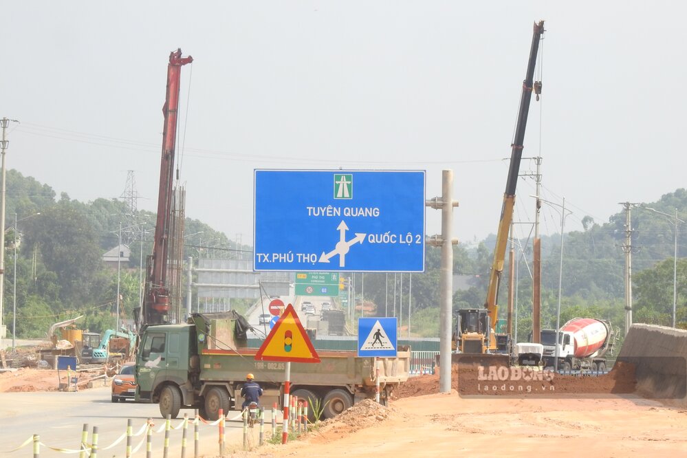 Mui thi cong so 2 dang thi cong hang muc cau vuot nut giao duong tinh 315B. Anh: To Cong.