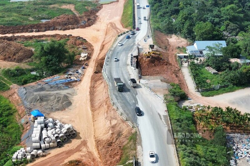 The project to build a road connecting the two expressways at the location where the underpass project is under construction. Photo: To Cong.