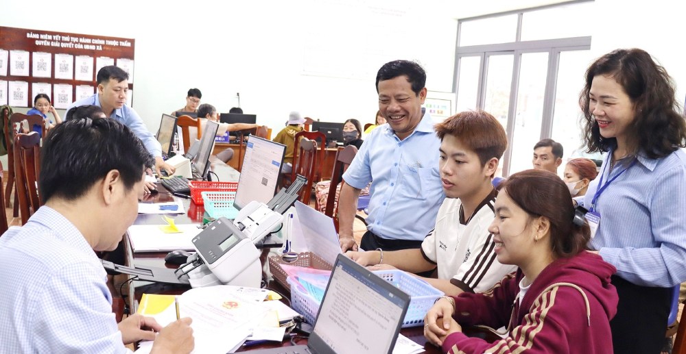 Complete the provision of online public services at the commune level before August 15. In the photo, the leaders of Phu Lam commune (Dong Nai) inspect and support the settlement of administrative procedures for the people. Photo: Nguyen Ha