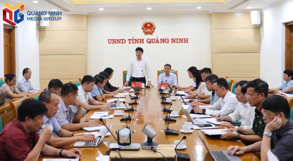 Lanh dao tinh Quang Ninh lam viec voi lanh dao Cuc Khi tuong Thuy van ve cac giai phap an toan cho hoat dong tham quan tren vinh Ha Long. Anh: Hoang Quynh