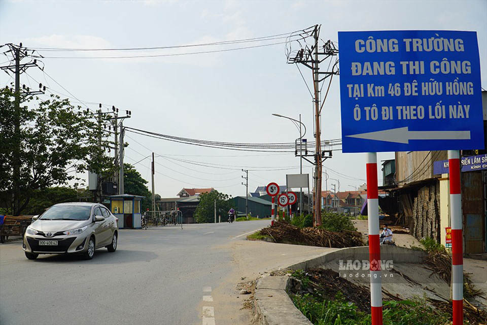 Red right dike in Hanoi. Photo: Vuong Anh
