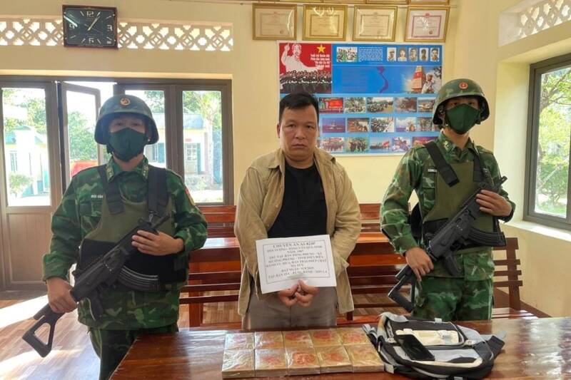 Đối tượng Tòng Văn Quí bị lực lượng chức năng bắt giữ về hành vi mua bán trái phép chất ma túy. Ảnh Trường Sơn