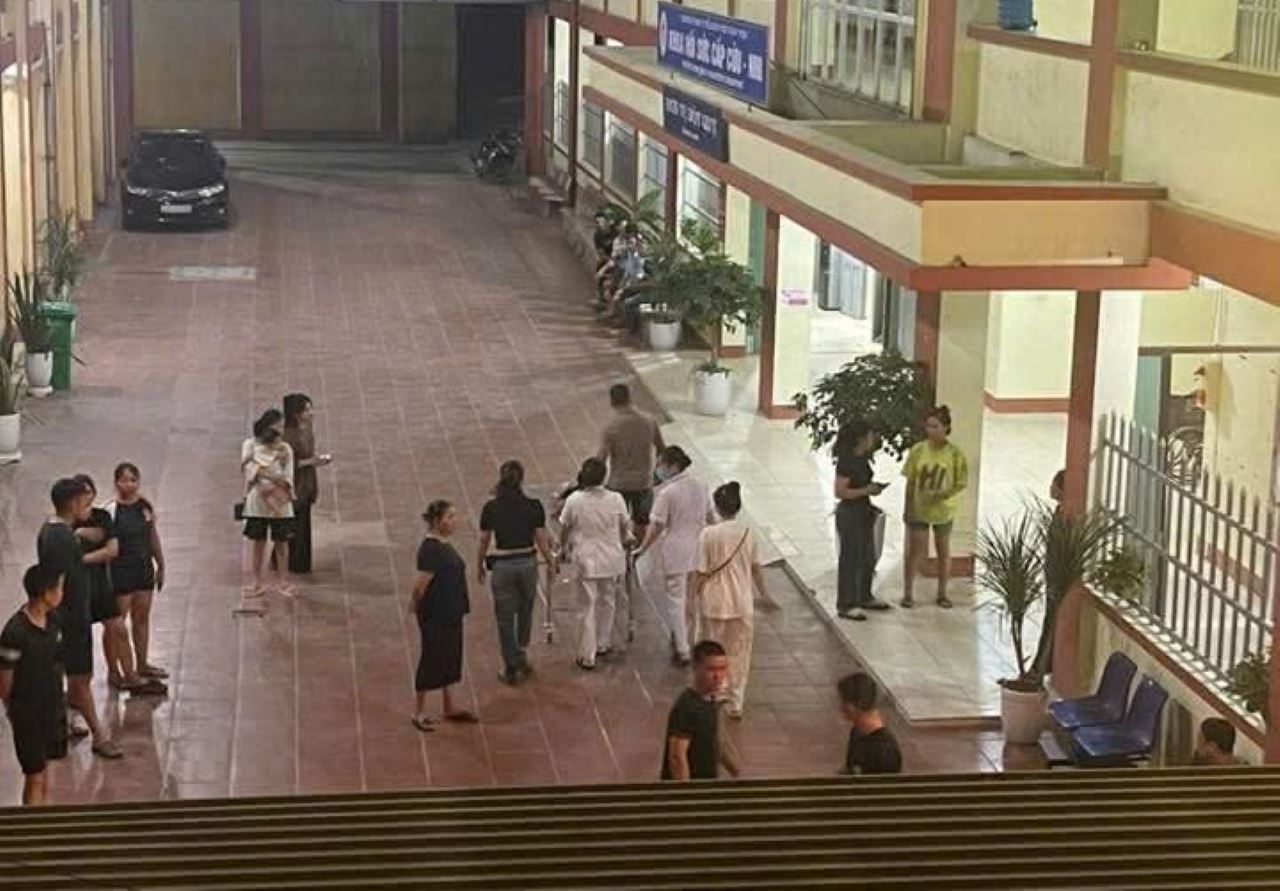 Nhung nguoi bi thuong do vu tai nan duoc dua di cap cuu tai Trung tam Y te khu vuc Van Yen. Anh nguoi dan cung cap.