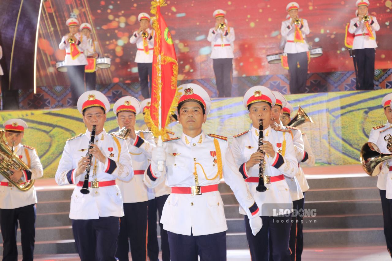 Nhung giot mo hoi roi khong ngan duoc tinh than cua cac chien sy quan nhac.