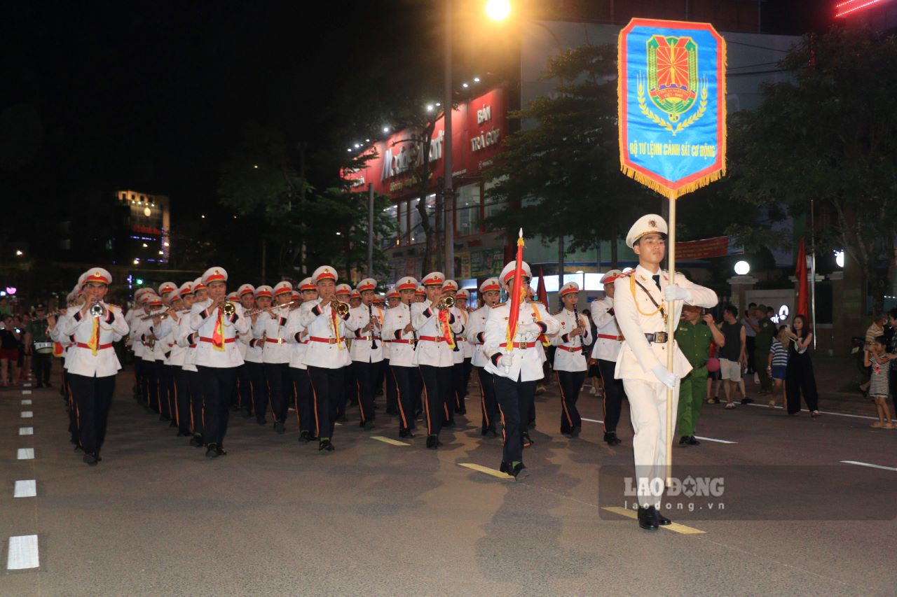 Nhac cong cua Doan Nghi le cat len nhung giai dieu hao hung, mo dau cho doan dieu hanh.