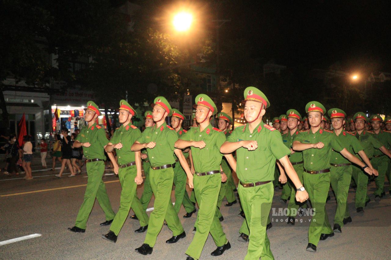 Cac chien si cong an dieu hanh tren duong Dien Bien. Anh: Van Duc