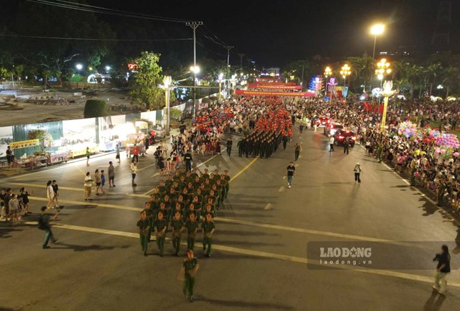 Hàng nghìn người dân vùng cao Lào Cai xuống đường xem công an diễu hành