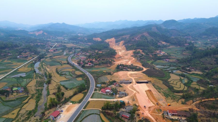 The Huu Nghi - Chi Lang Expressway project is behind schedule due to lack of clean land. Photo: Khanh Linh