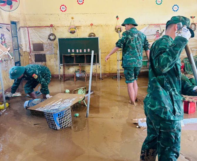 Border guards support schools in Son La province to clean up mud and soil caused by floods. Photo: Le Hanh