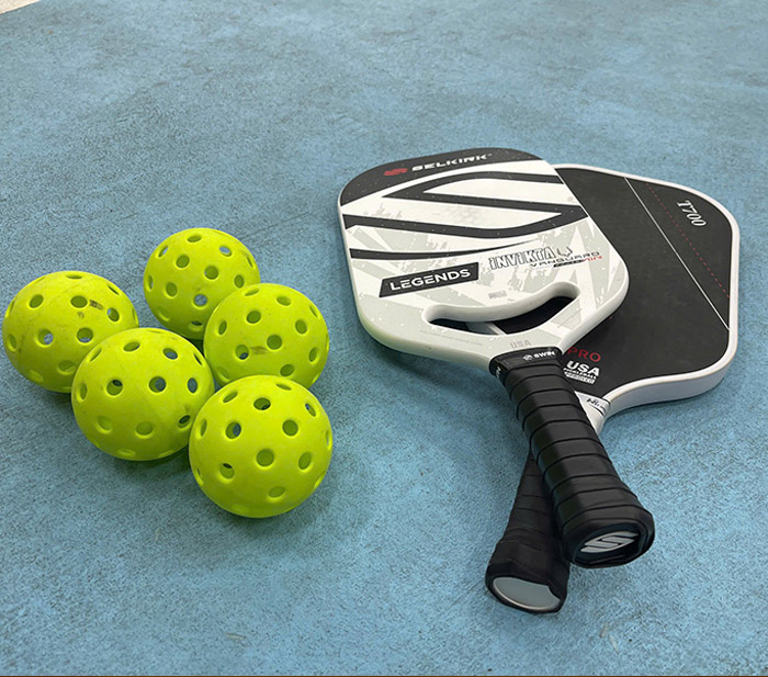 Vot va bong la hai dung cu thiet yeu khi choi mon the thao pickleball. Anh: Huyen Trang