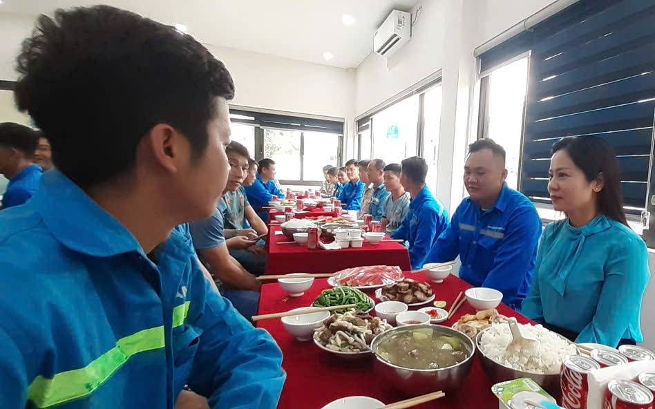 Song Lam Tay Bac 비료 주식회사 노동조합은 회사 노동자들을 위해 55% 노동조합 점심 식사를 조직합니다. 사진: Van Thu