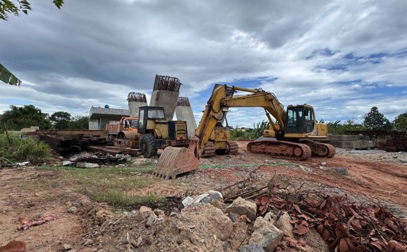 The Dong Hoi City Central Railway Road and Overpass Project still has problems with site clearance. Photo: Cong Sang