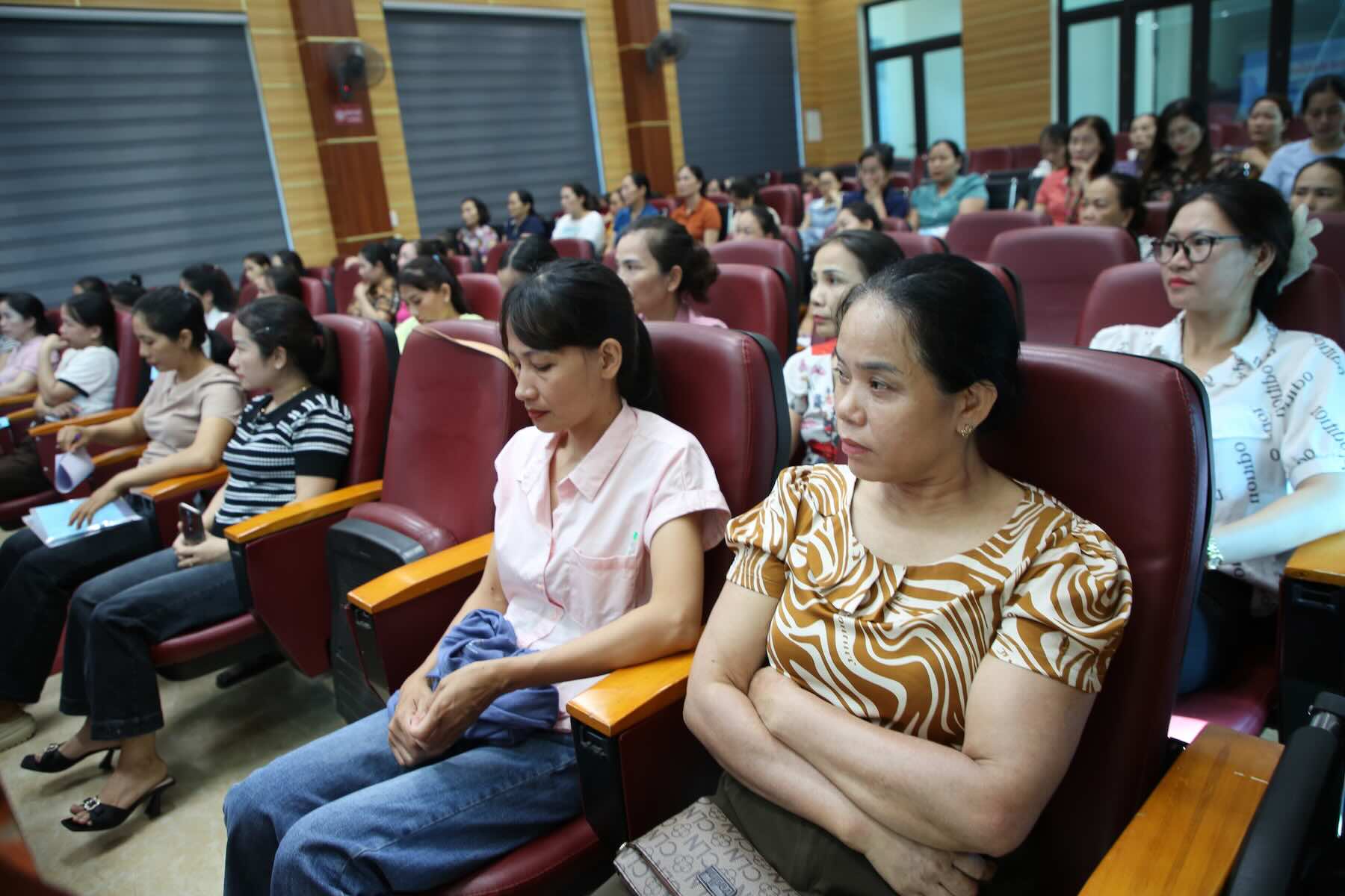 무료 음식 조리 기술 수업에 참여하는 학생들. 사진: Cong Sang