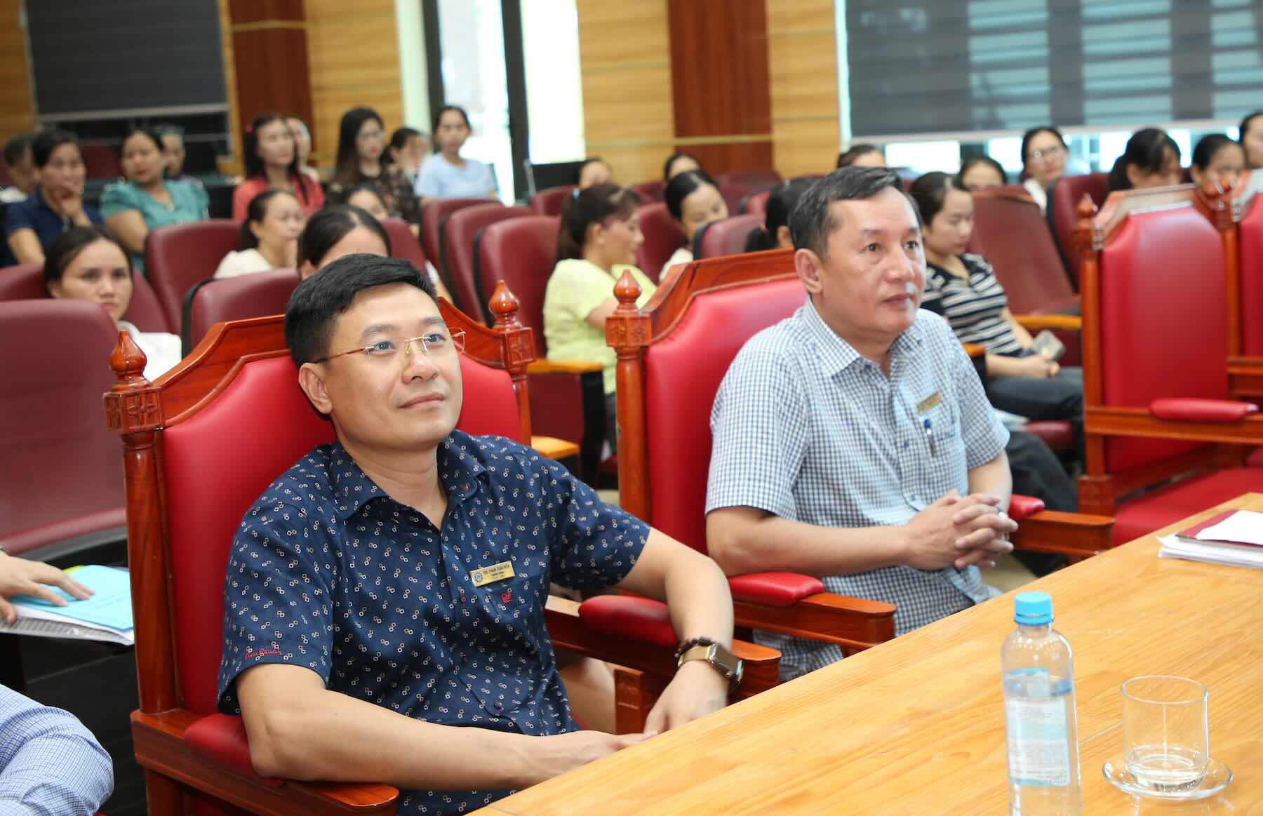 Cac dai bieu va hoc vien tham du khai giang lop hoc. Anh: Cong Sang