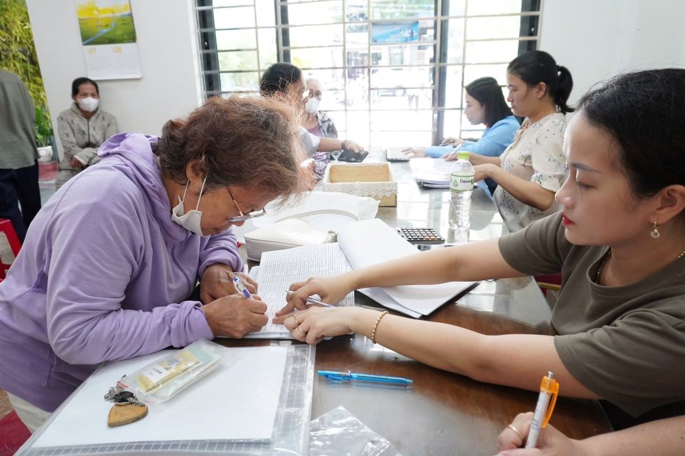Da Nang se fixe un objectif de 80 % de paiement des pensions de retraite et de l'assurance sociale en especes. Photo : Nguyen Thi