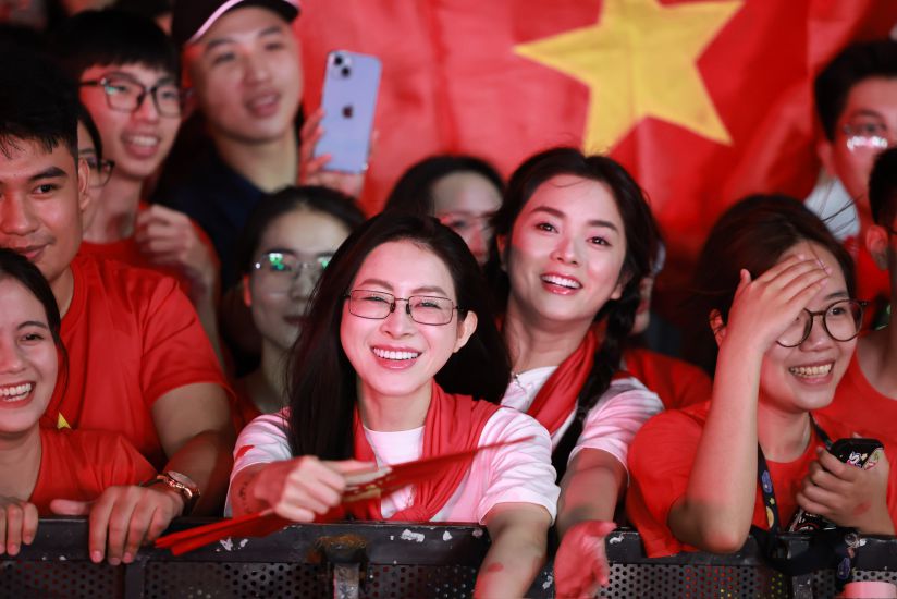 Publico asistiendo al concierto 'Patria en el Corazon' en el estadio nacional My Dinh la noche del 10 de agosto. Foto: Hai Nguyen