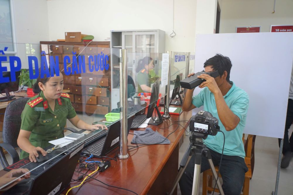 Day manh cong tac thu nhan ho so cap, huong dan kich hoat tai khoan dinh danh dien tu muc do 2. Anh: Tran Thi