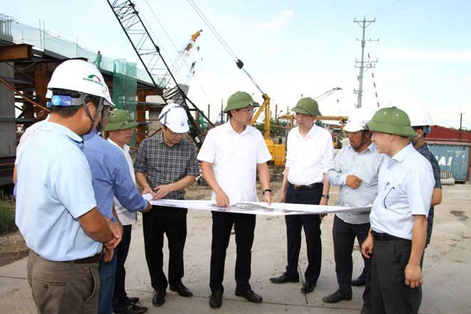 Pho Chu tich Thuong truc UBND TP Hai Phong kiem tra Du an dau tu xay dung duong Vanh dai 2. Ảnh: Cong TTDT Hai Phong 