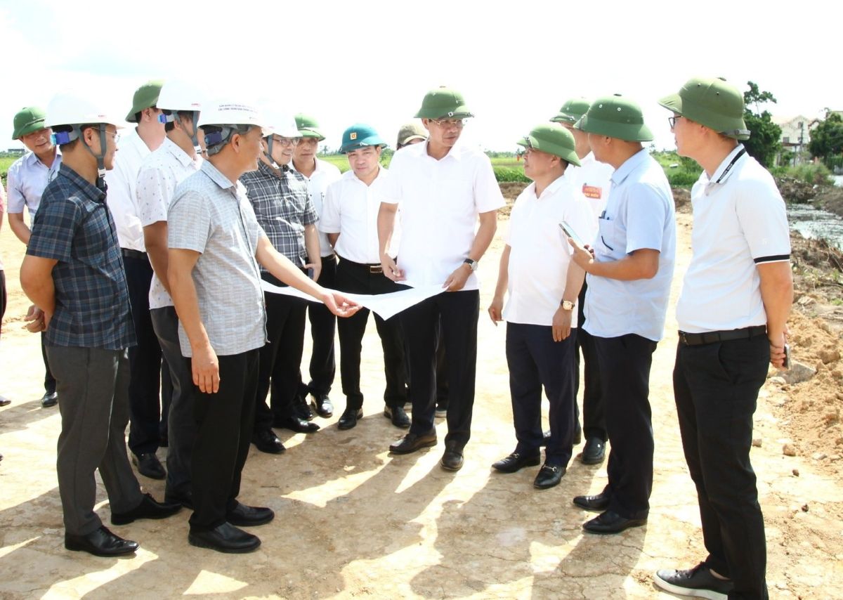 Les dirigeants de la ville inspectent le projet d'investissement dans la construction de zones de reinstallation au service du projet de ligne ferroviaire Lao Cai - Hanoï - Hai Phong. Photo : Portail TTDT Hai Phong
