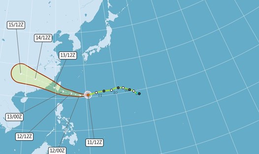 Bão Podul mạnh lên dữ dội khi chuẩn bị đổ bộ đất liền lần đầu, sức gió lên tới 155km/h. Ảnh: CWA