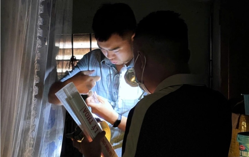 Officers of the Dak Lak Provincial Center for Disease Control took samples of disease-causing mosquitoes at the homes of people with dengue fever. Photo: CDC Dak Lak
