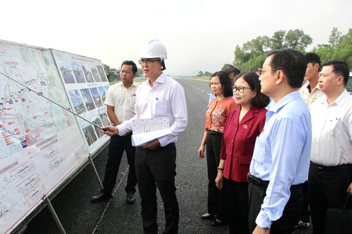 Pham Trong Nhan 호치민시 노동총연맹 부위원장(녹색 셔츠)이 Bien Hoa - Vung Tau 고속도로 구성 요소 프로젝트 3에서 현장 조사를 주재하고 있습니다. 사진: Thanh An