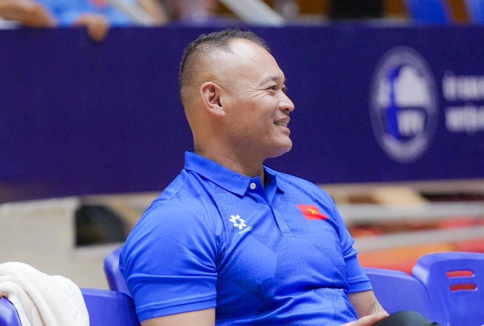 Physical expert Karl Lim is helping Vietnamese women's volleyball players make a lot of progress. Photo: VFV