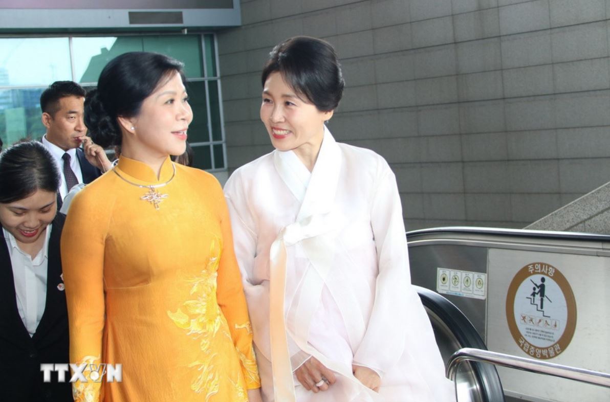 Phu nhan Tong Bi thu To Lam, ba Ngo Phuong Ly va Phu nhan Tong thong Han Quoc, ba Kim Hye Kyung tham quan Bao tang Quoc gia Han Quoc. Anh: TTXVN