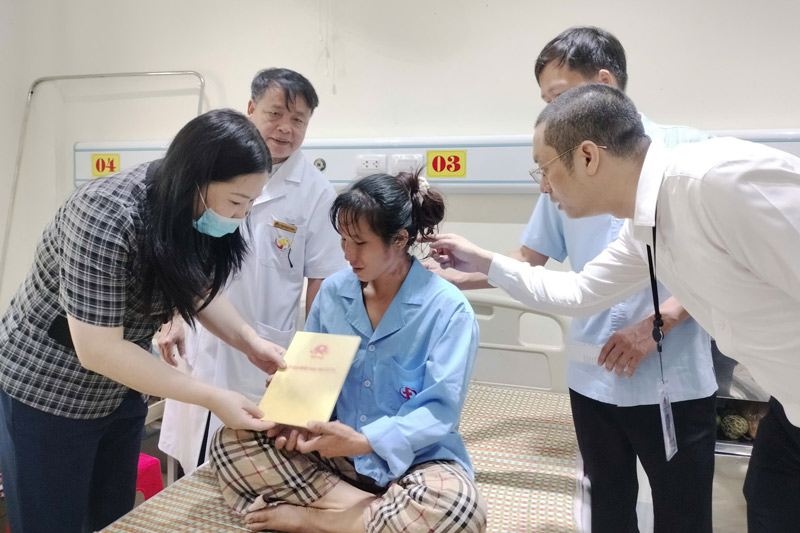 Pho Chu tich UBND tinh Lao Cai Vu Thi Hien Hanh tham hoi cac nan nhan trong vu tai nan toi 11.8. Anh: Van Duc