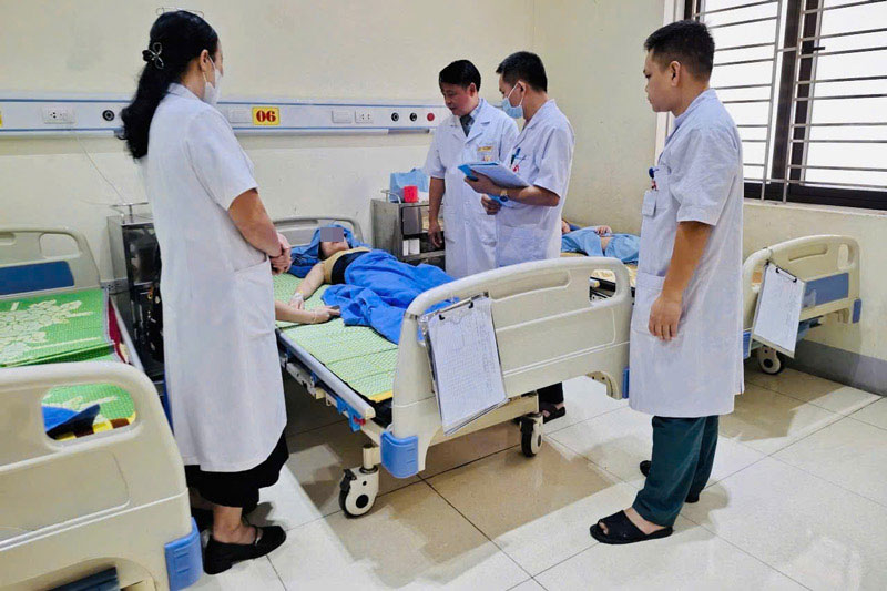 Visiting patients after the Deputy Secretary of the commune crashed into a crowd with a blue license plate. Photo: Van Duc