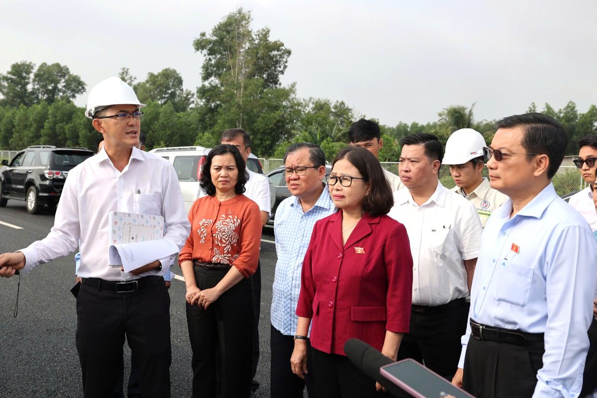 Pham Trong Nhan氏 -  Ho Chi Minh City Labor Federation（右）の副会長 - コンポーネントプロジェクト3 Bien Hoa -Vung Tau Expressway写真：タンアン