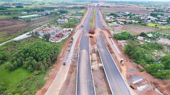Thi cong 2 tuyen giao thong ket noi san bay Long Thanh o Dong Nai. Anh: HAC