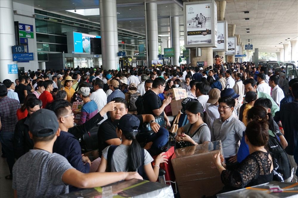 Moi dip Tet, san bay Tan Son Nhat qua tai vi nguoi di don Viet kieu ve nuoc. Anh: Minh Quan