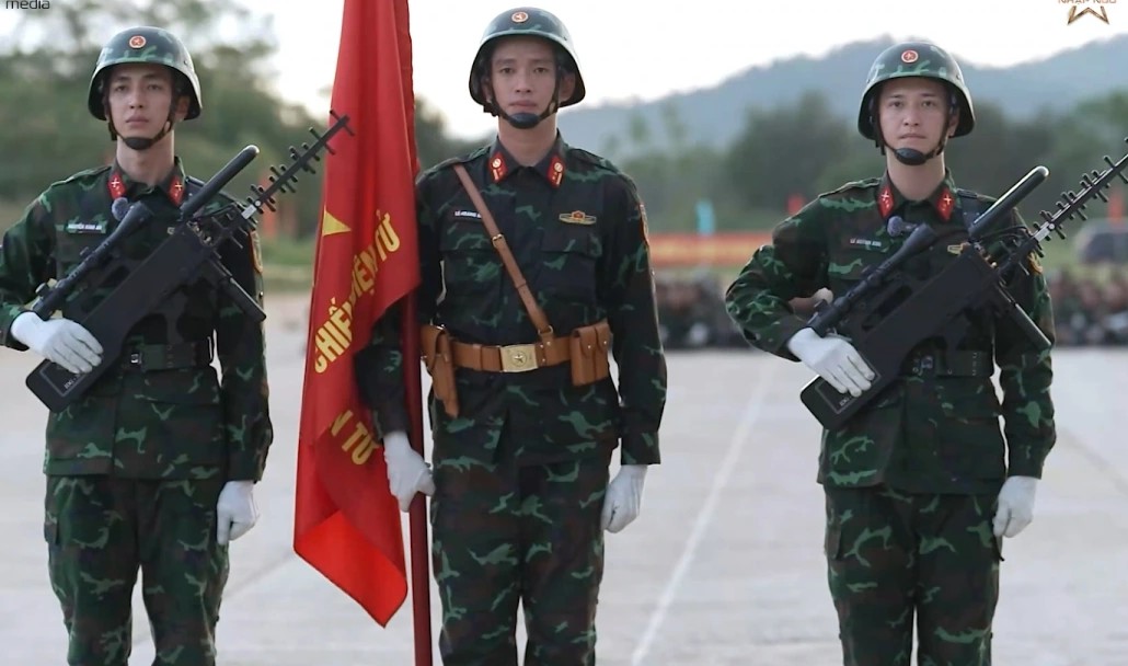 レ・ホアン・ヒエップ大尉(中央)が「Sao nhap ngu 2025」第2話に登場。写真:プロデューサー.