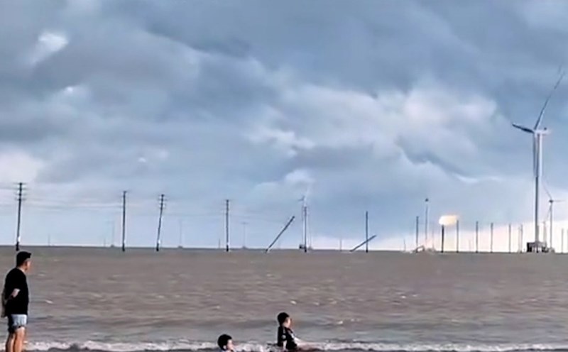 The scene of the incident of many 22kV power line pillars leaning over at Thanh Hai 1 Wind Power Plant, Vinh Long. Photo: Cut from video