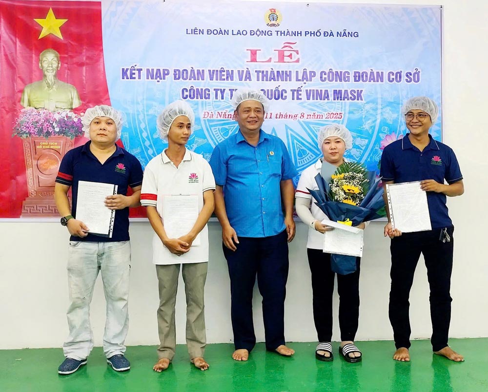 다낭시 노동총연맹은 비나 마스크 국제 유한회사 노동조합 지부를 출범했습니다. 사진: 팜뚜언